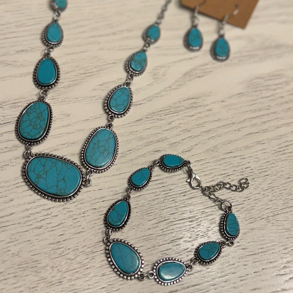 BEAUTIFUL FAUX TURQUOISE &SILVER SET - Picture 3 of 7